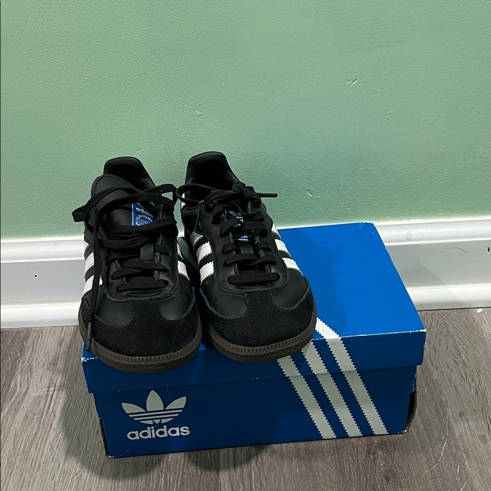 Adidas Black and White Classic Sneakers good condition